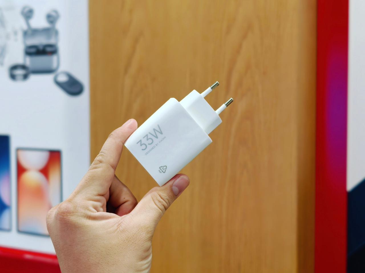 POCO Pad M1 được tặng kèm củ sạc 