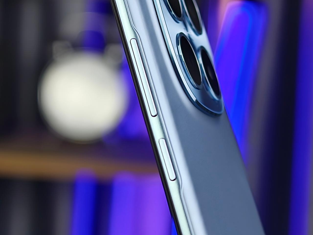 Máy được hoàn thiện với khung viền nhựa