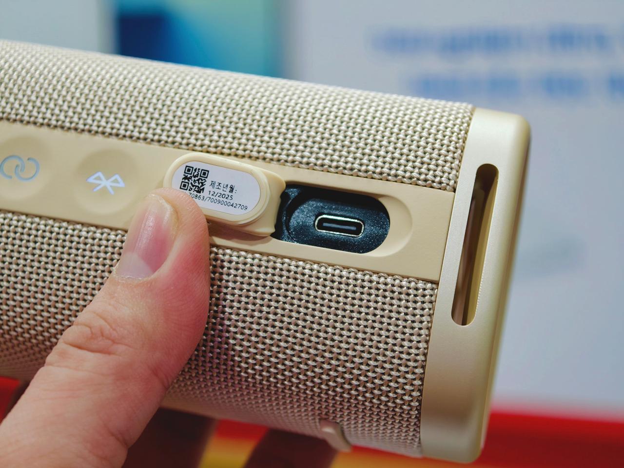 loa Bluetooth Xiaomi Sound Outdoor cho thời gian sử dụng xấp xỉ 12 giờ