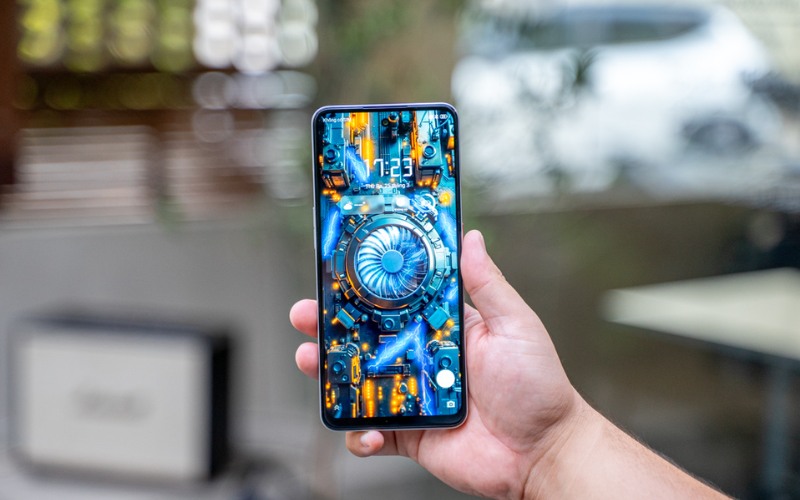 Màn hình LCD kích thước lớn, tần số 120Hz