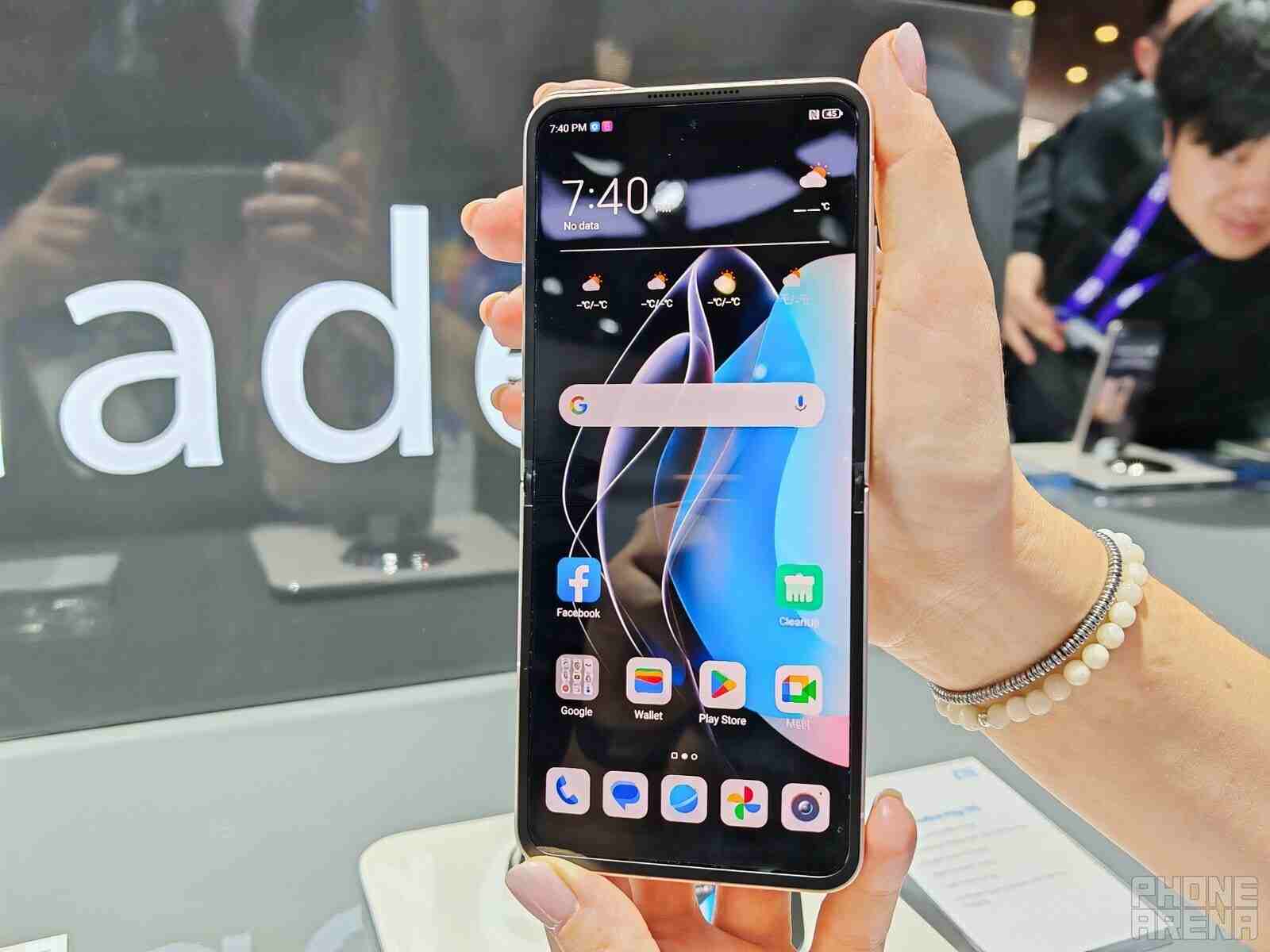 ZTE nubia Flip 5G có thiết kế gập sang trọng